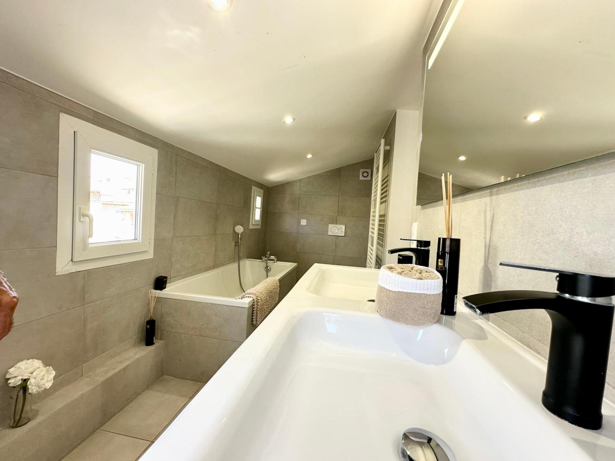 Gorgeous Brand New 2 Bedrooms อองทีบส์ ภายนอก รูปภาพ