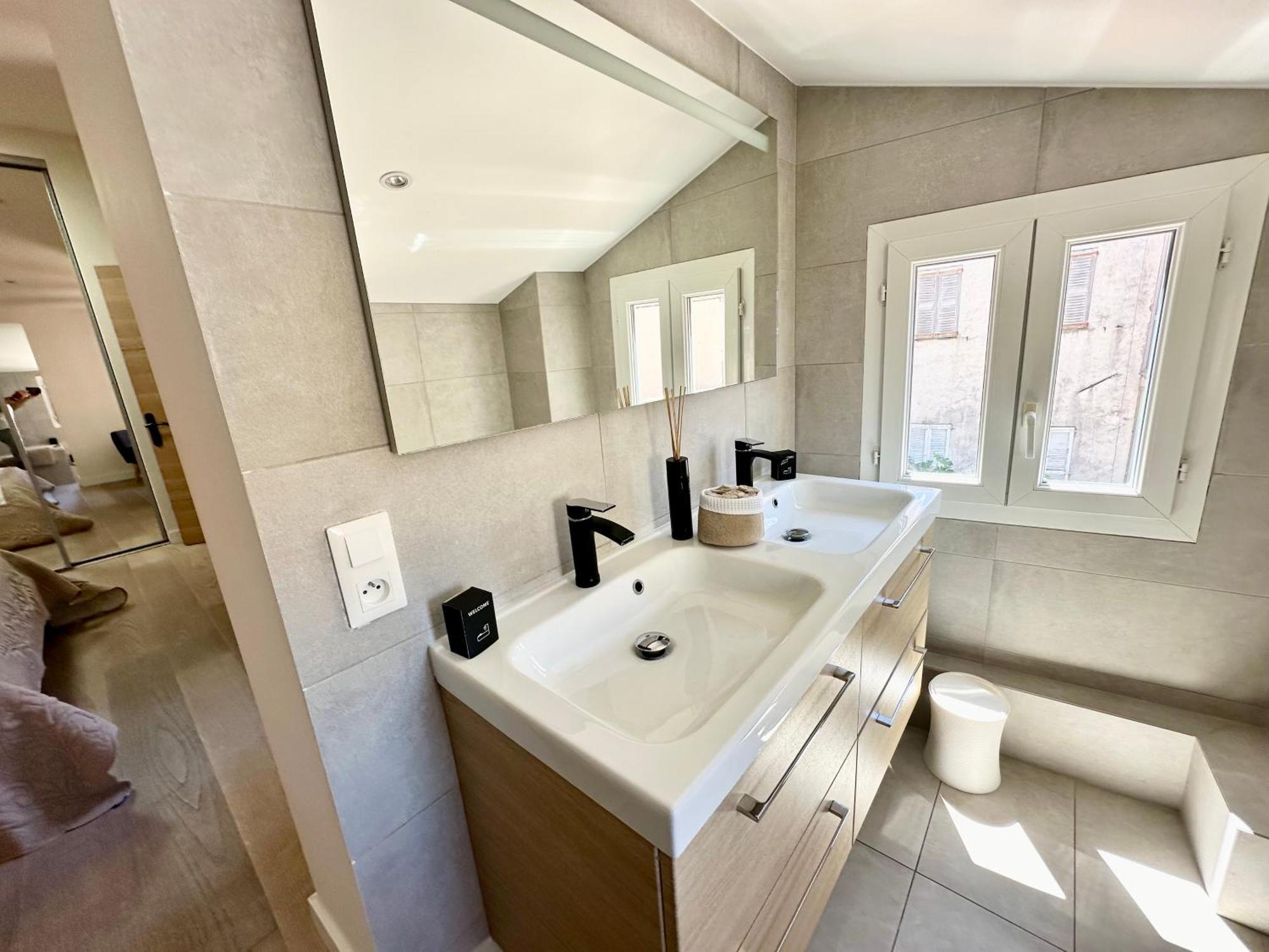 Gorgeous Brand New 2 Bedrooms อองทีบส์ ภายนอก รูปภาพ